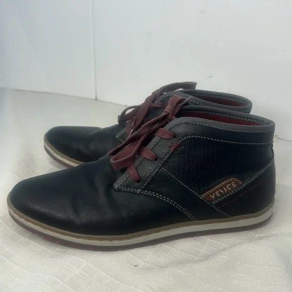 Vince Mens Chukka  boots in black and red