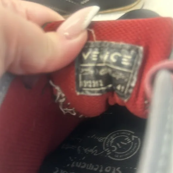 Vince Mens Chukka  boots in black and red