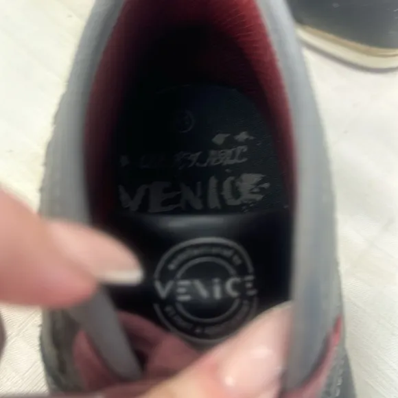 Vince Mens Chukka  boots in black and red