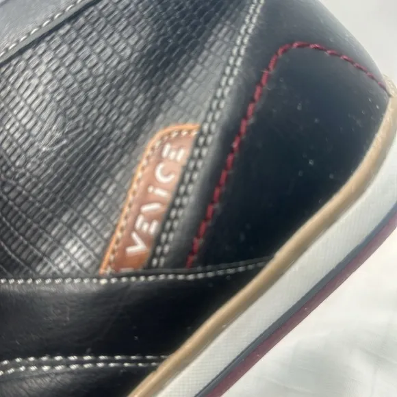 Vince Mens Chukka  boots in black and red