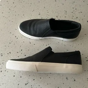 Vince Men’s Fletcher Slip On Casual Black Leather Sneaker Shoes Minimalist 7.5M