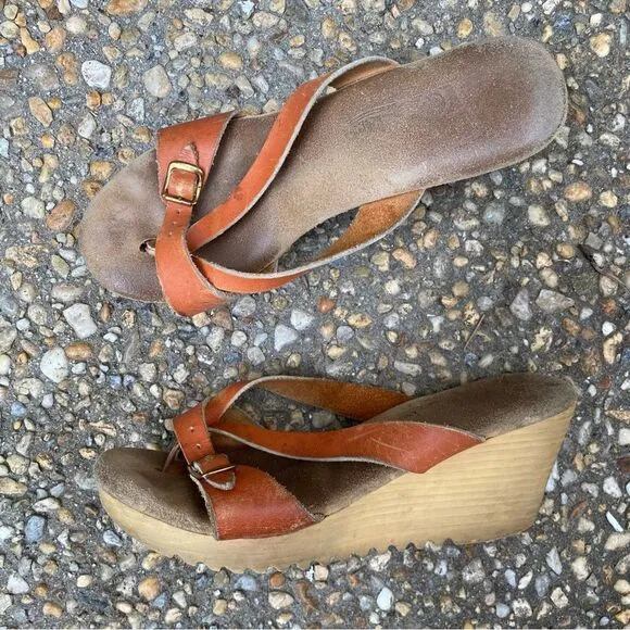 Vintage 1980’s USA made gum sole wedge thongs size 6 7