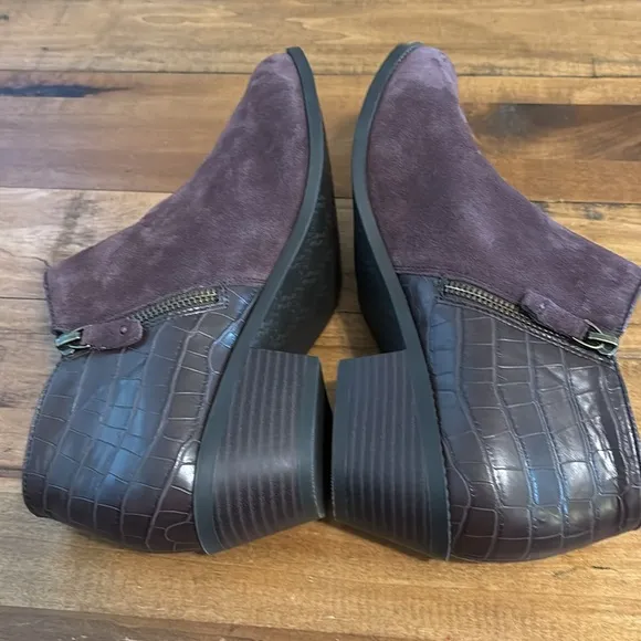 Vionic Women's Ankle Boots in Dark Purple Suede