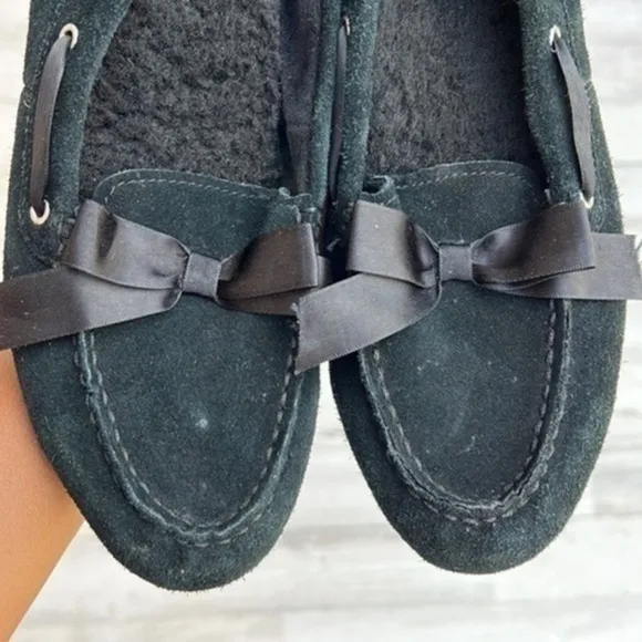 VIONIC Women’s Shoes Size 7.5 Black Suede Slip-ons Removable Fur Lined Bow Tie‎