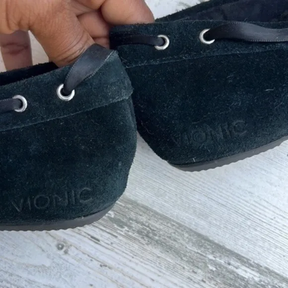 VIONIC Women’s Shoes Size 7.5 Black Suede Slip-ons Removable Fur Lined Bow Tie‎
