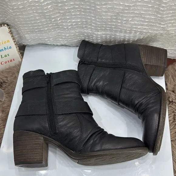 (W2) NAYA Virtue Women's Black Suede Leather Ankle Buckle Boots, Size 8 M,