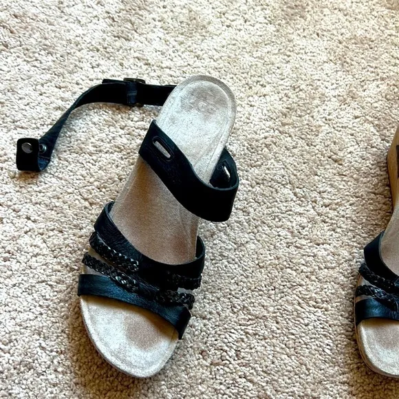 Woman’s Ugg black leather convertible sandals