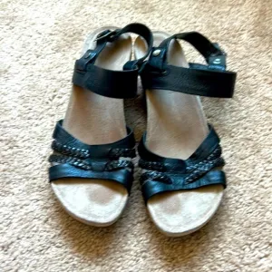 Woman’s Ugg black leather convertible sandals