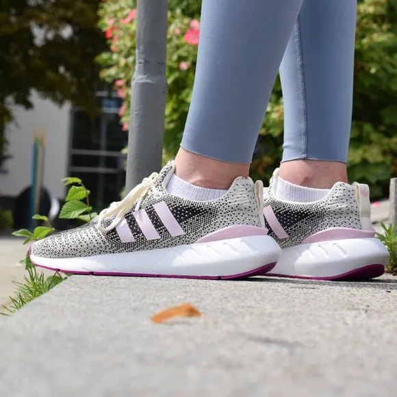WOMEN'S adidas Swift Run 22 Clear Pink/Cream White/Vivid Pink GV7979