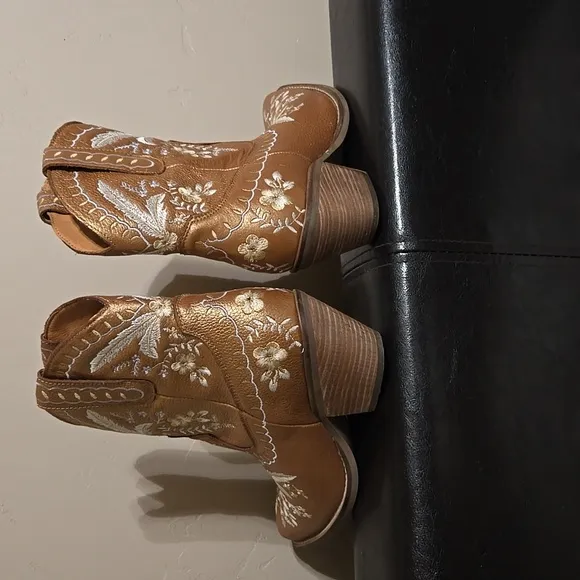 Women's Embroidered Dingo Primrose Western Boots - Bronze. EXCELLENT CONDITION.