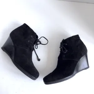 Womens Via Spiga Mirren Wedge Lace-Up Ankle Boots, Black Suede. Size 9
