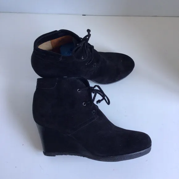 Womens Via Spiga Mirren Wedge Lace-Up Ankle Boots, Black Suede. Size 9