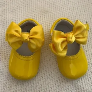 Yellow LEATHER pram baby shoes